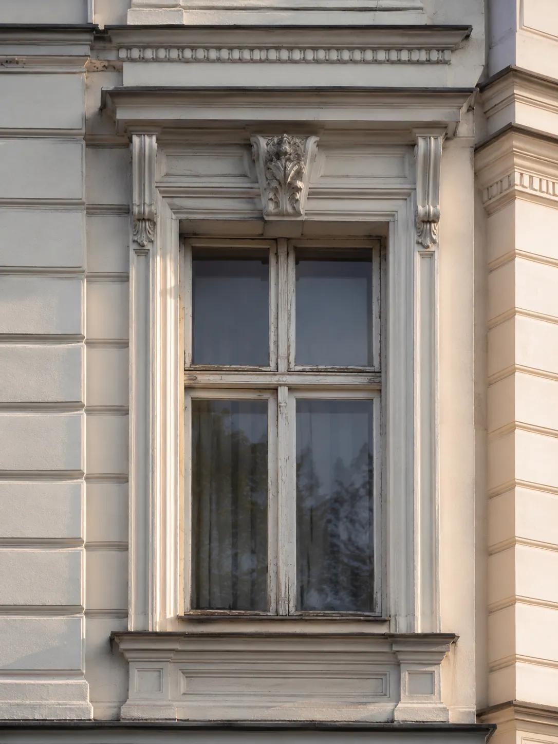 Stuckfenster einer Berliner Altbaufassade im Abendlicht