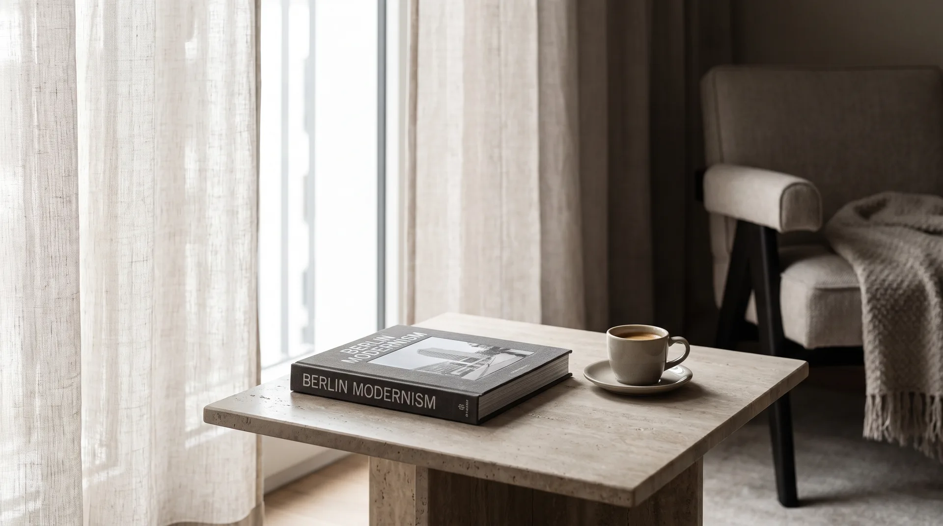 Elegantes Berliner Interieur mit Architekturbuch